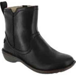UGG Neevah short boot black leather Shearling lined size 7